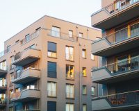 Σύγχρονη πολυκατοικία με διαμερίσματα και μπαλκόνια