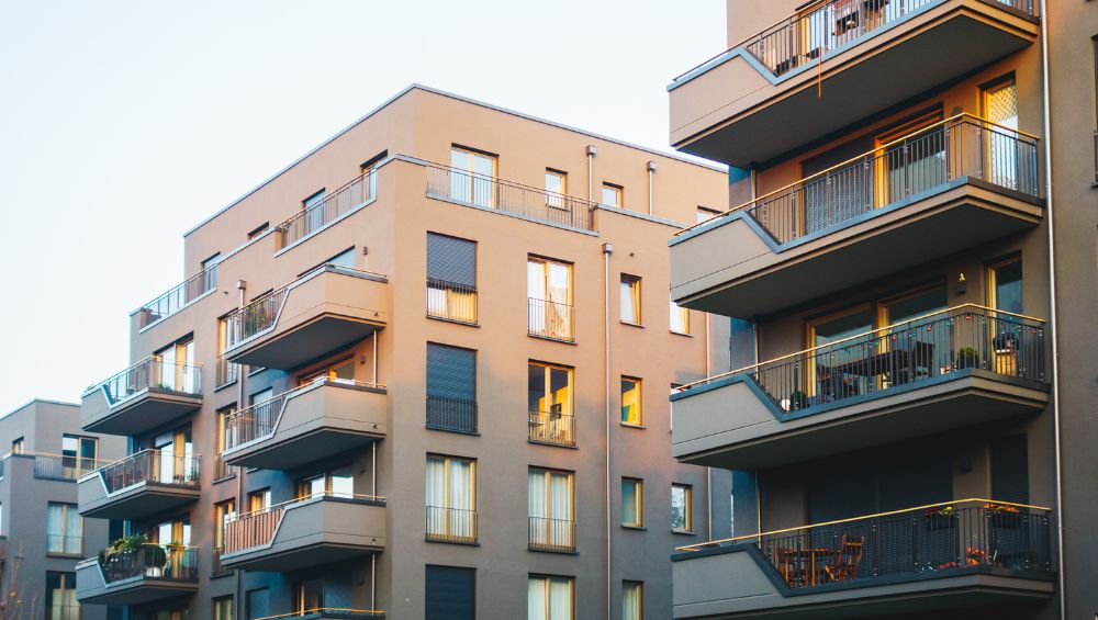 Σύγχρονη πολυκατοικία με διαμερίσματα και μπαλκόνια