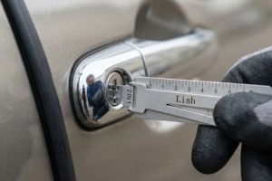 Επαγγελματικό άνοιγμα κλειδαριάς αυτοκινήτου με εργαλείο χωρίς φθορές στην πόρτα.