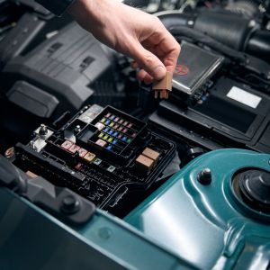 Διαγνωστικός έλεγχος ECU και immobilizer αυτοκινήτου με σύνδεση μονάδας στον χώρο κινητήρα.