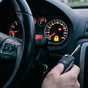 Κλειδί αυτοκινήτου με remote και ένδειξη immobilizer στο ταμπλό