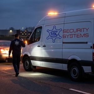 Επαγγελματίας κλειδαράς ανοίγει κλειδωμένο αυτοκίνητο με κινητό συνεργείο σε εξωτερικό χώρο.