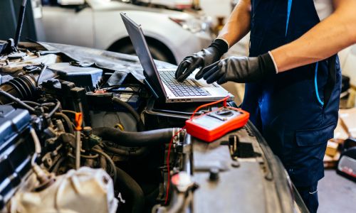 Προγραμματισμός κλειδιών αυτοκινήτου και immobilizer με διαγνωστικό εξοπλισμό σε χώρο συνεργείου.