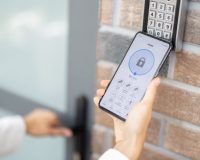 Smart access σε κατάλυμα με είσοδο μέσω mobile app και πληκτρολόγιο, για εύκολο και ασφαλές self check-in επισκεπτών.