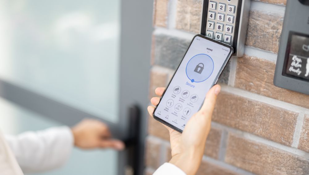 Smart access σε κατάλυμα με είσοδο μέσω mobile app και πληκτρολόγιο, για εύκολο και ασφαλές self check-in επισκεπτών.